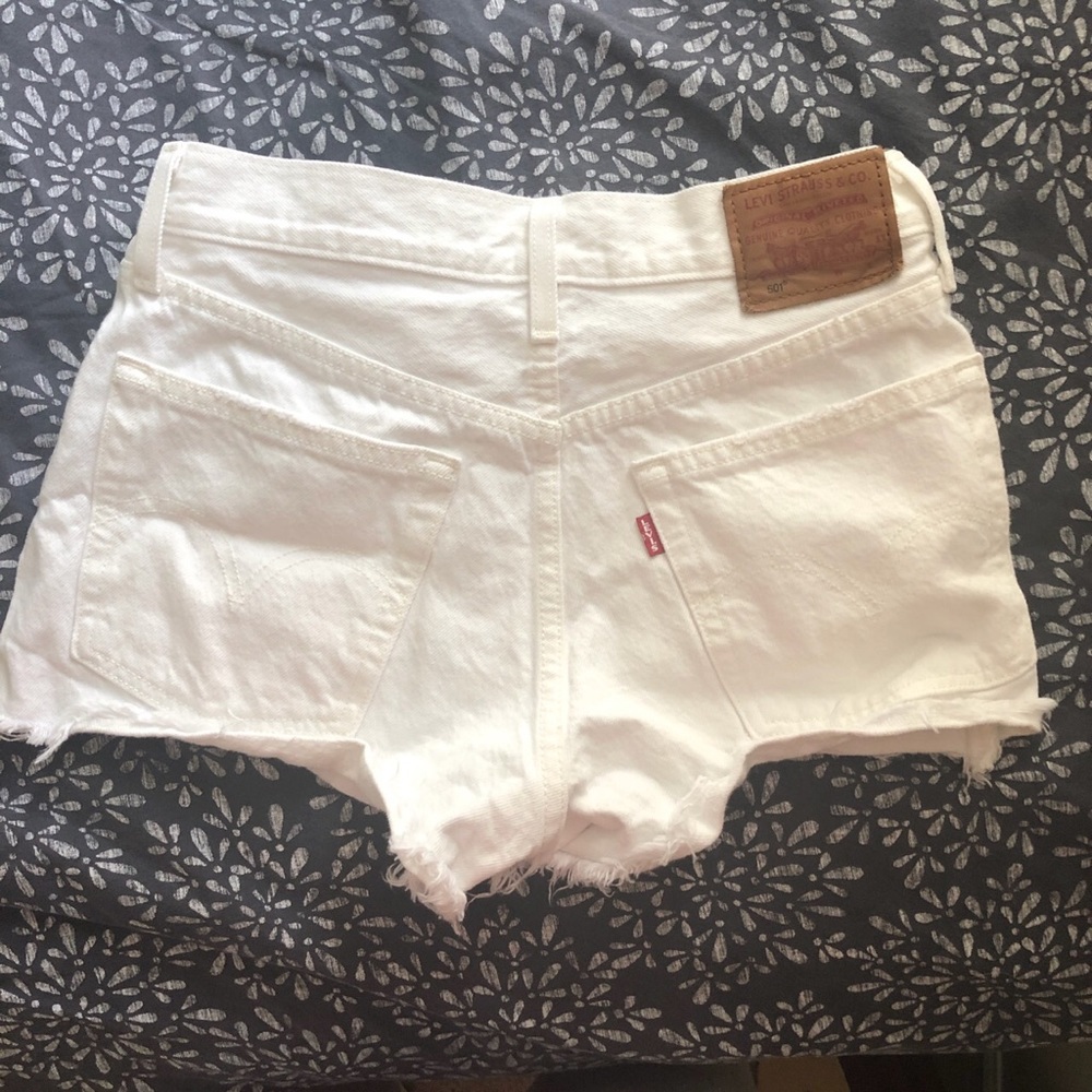 levi’s 501 wedgie fit white shorts